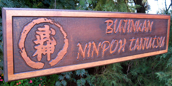 Placa Bujinkan Ninpon Taijutsu, tratada com verniz maritmo e filtro solar